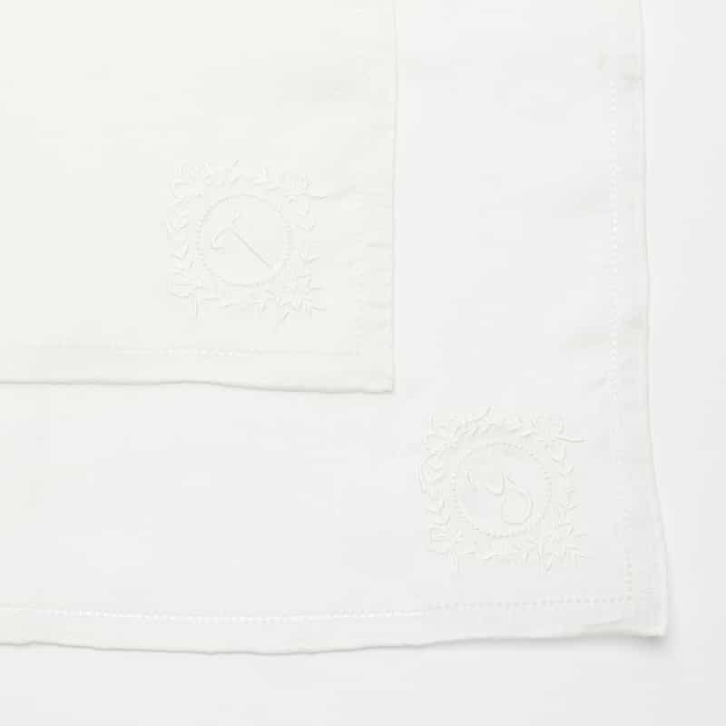 BARNEYS NEW YORK イニシャルリネンハンカチ WHITE