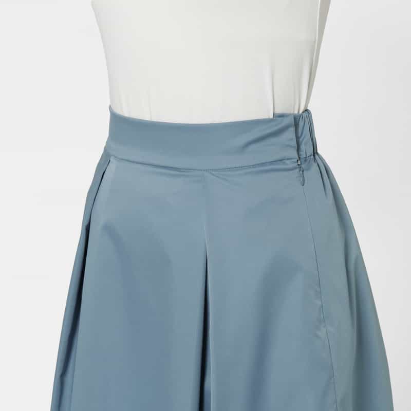 BARNEYS NEW YORK ウォッシャブル メモリー素材タック入りフレアスカート LIGHT BLUE