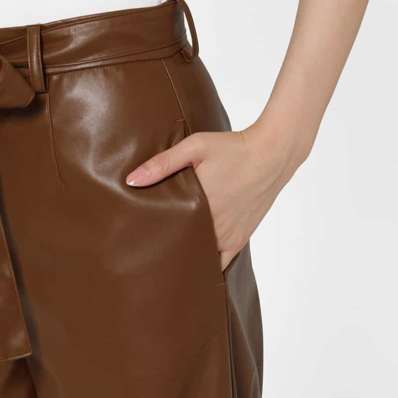 BARNEYS NEW YORK フェイクレザー ベルテッドワイドパンツ BROWN