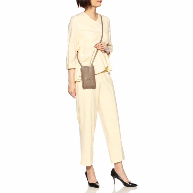 BARNEYS NEW YORK 型押しレザーフォーンバッグ GRAY BEIGE