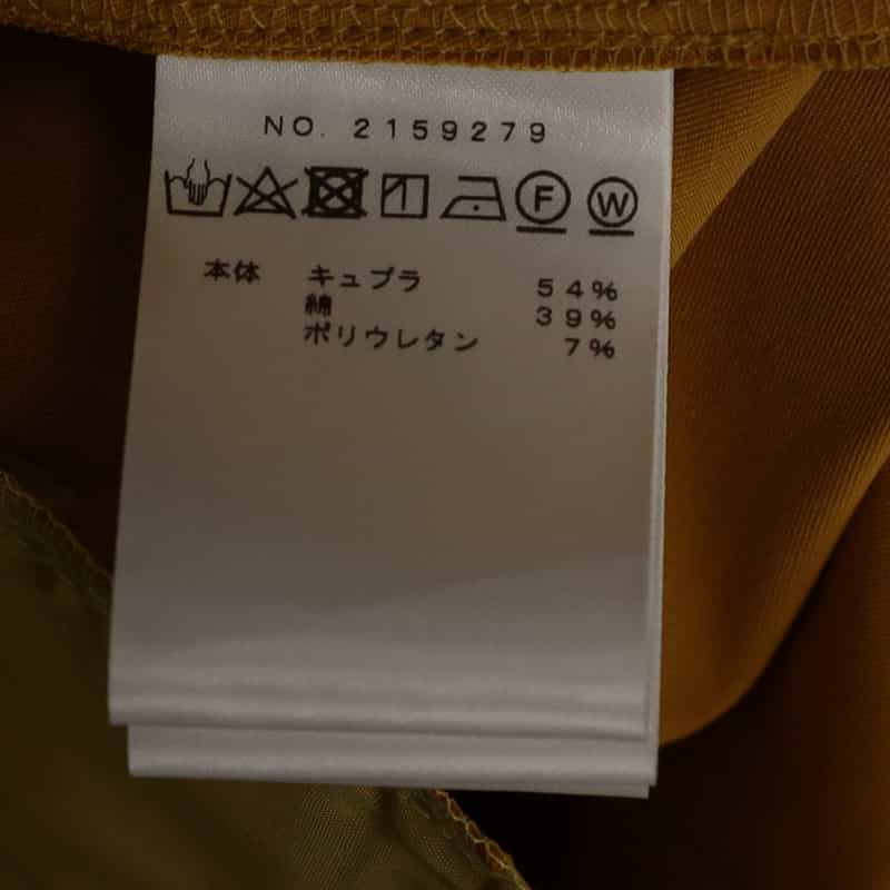 BARNEYS NEW YORK ウォッシャブルシャイニータックパンツ YELLOW