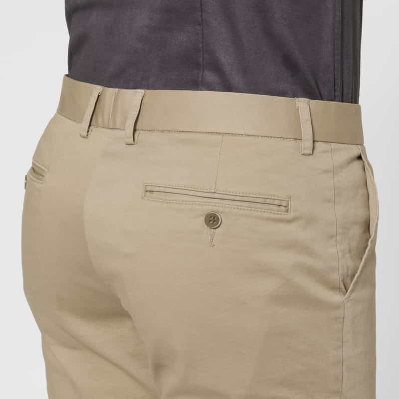BARNEYS NEW YORK ストレッチ素材テーパードパンツ BEIGE