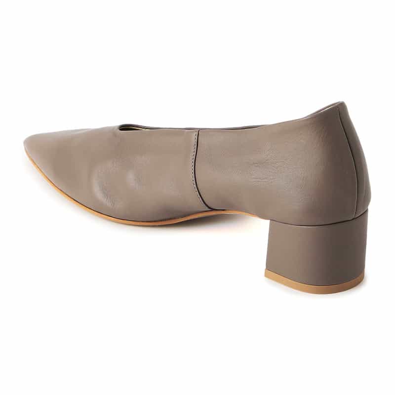 BARNEYS NEW YORK Vカットパンプス BROWN