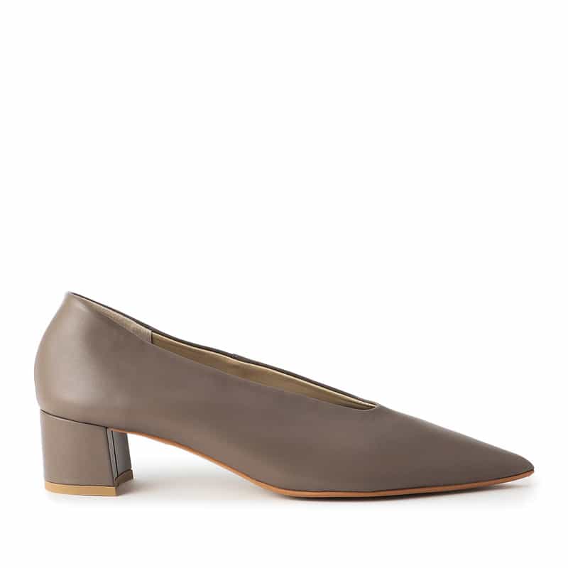 BARNEYS NEW YORK Vカットパンプス BROWN