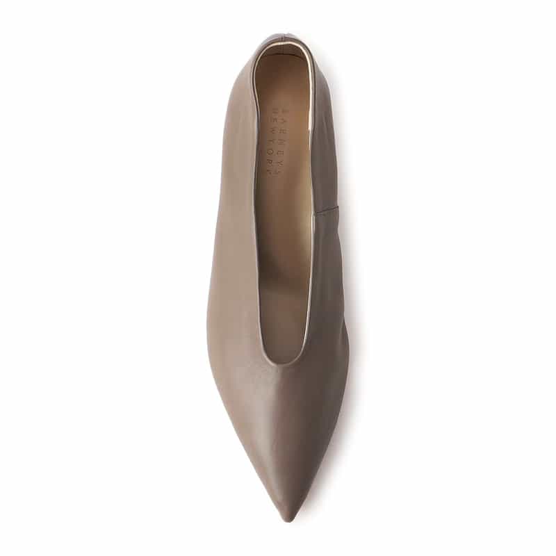 BARNEYS NEW YORK Vカットパンプス BROWN