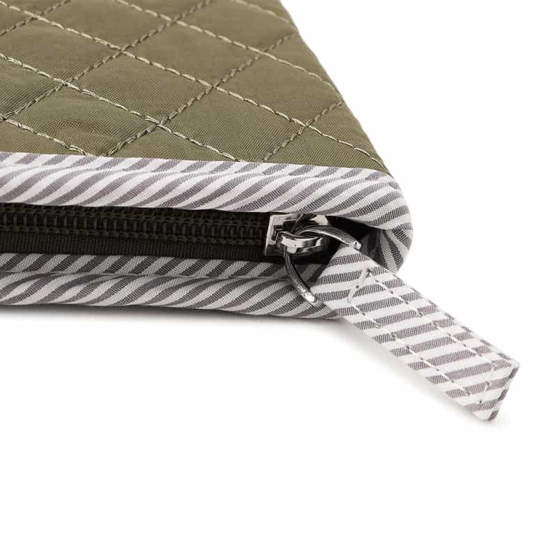 BARNEYS NEW YORK ライオンキルティング母子手帳ケース　（S） KHAKI