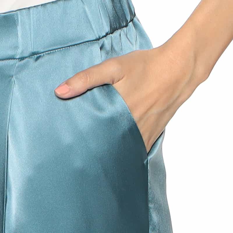 BARNEYS NEW YORK ウォッシャブルサテンライクテーパードパンツ BLUE