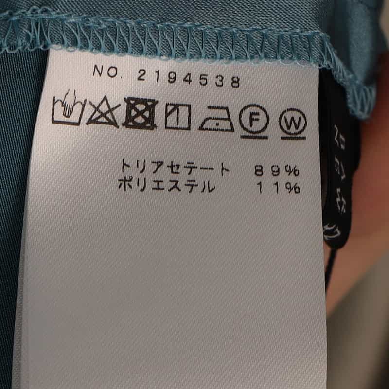 BARNEYS NEW YORK ウォッシャブルサテンライクテーパードパンツ BLUE
