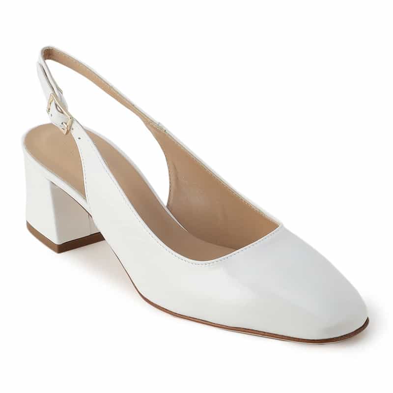 BARNEYS NEW YORK バックスリングパテントパンプス WHITE