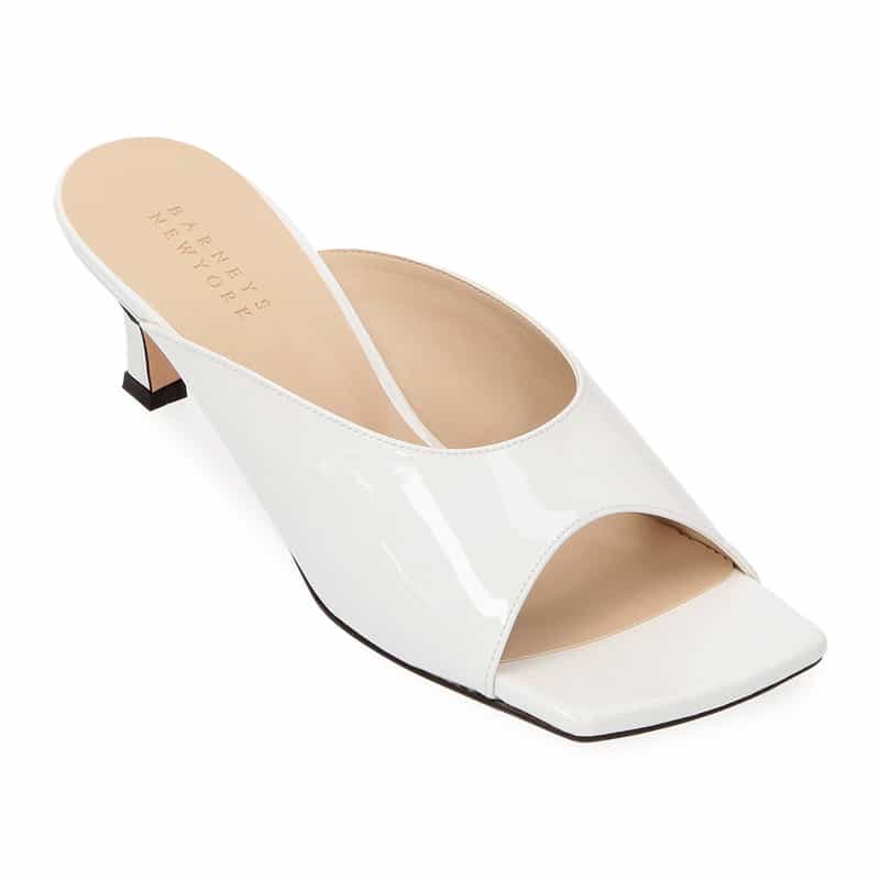 BARNEYS NEW YORK スクエアトゥパテントレザーミュールサンダル WHITE