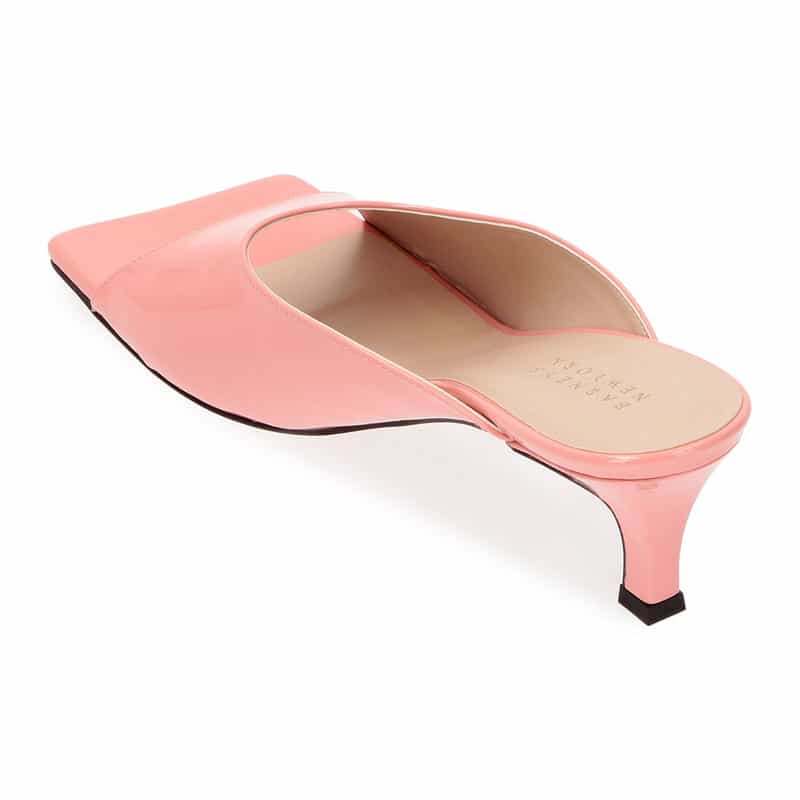 BARNEYS NEW YORK スクエアトゥパテントレザーミュールサンダル PINK