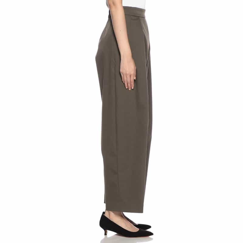 BARNEYS NEW YORK ウォッシャブル バレルタックワイドパンツ KHAKI