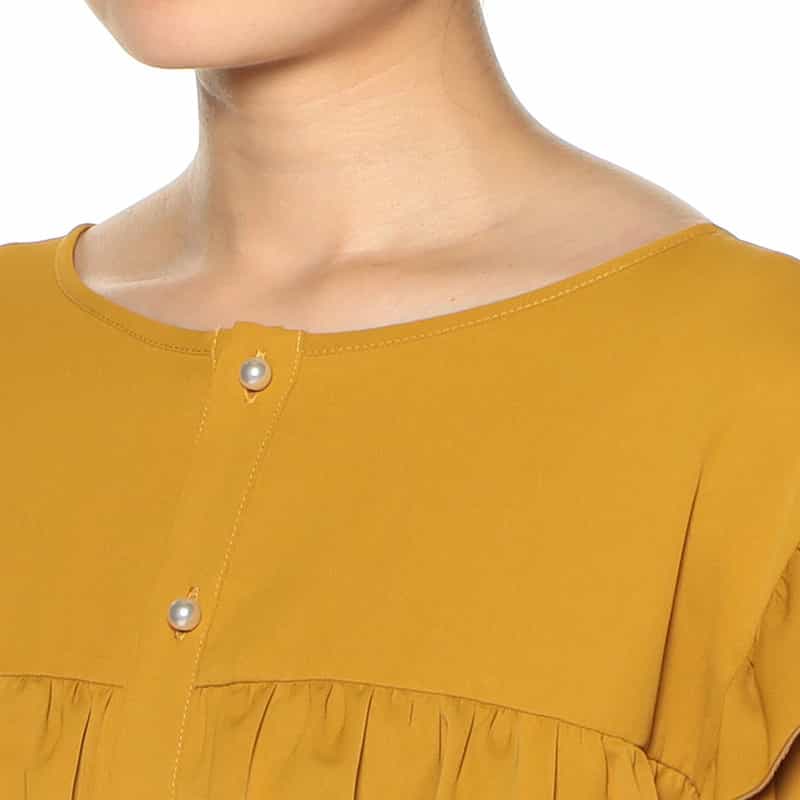 BARNEYS NEW YORK ウォッシャブル 2WAYパールボタンフリルブラウス MUSTARD