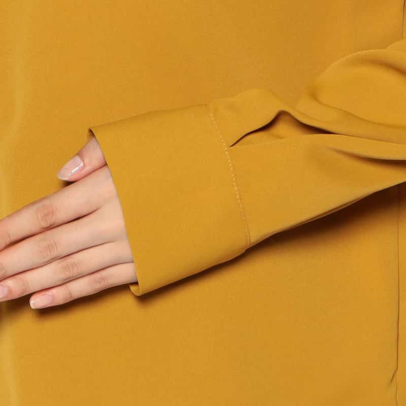 BARNEYS NEW YORK ウォッシャブル 2WAYパールボタンフリルブラウス MUSTARD