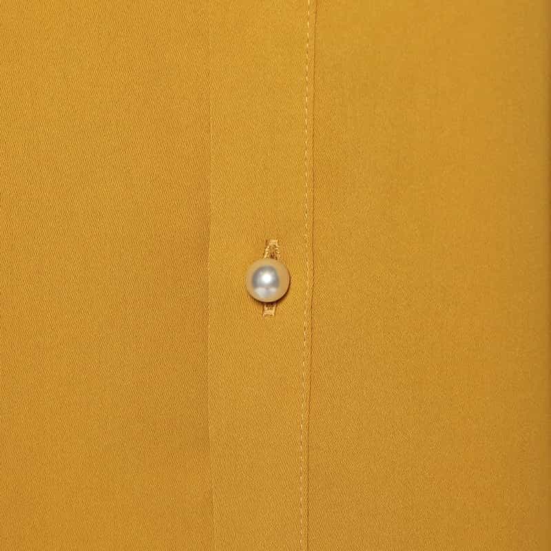 BARNEYS NEW YORK ウォッシャブル 2WAYパールボタンフリルブラウス MUSTARD