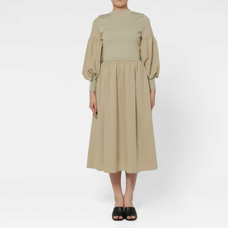 BARNEYS NEW YORK 異素材ドッキング ボリュームスリーブ フィット＆フレアドレス BEIGE