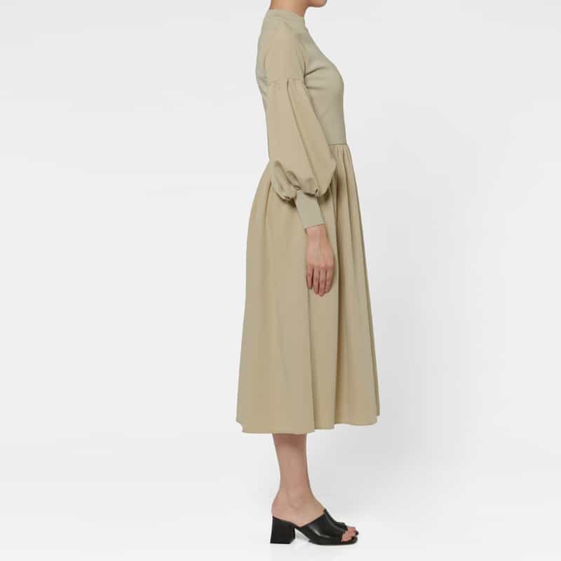 BARNEYS NEW YORK 異素材ドッキング ボリュームスリーブ フィット＆フレアドレス BEIGE