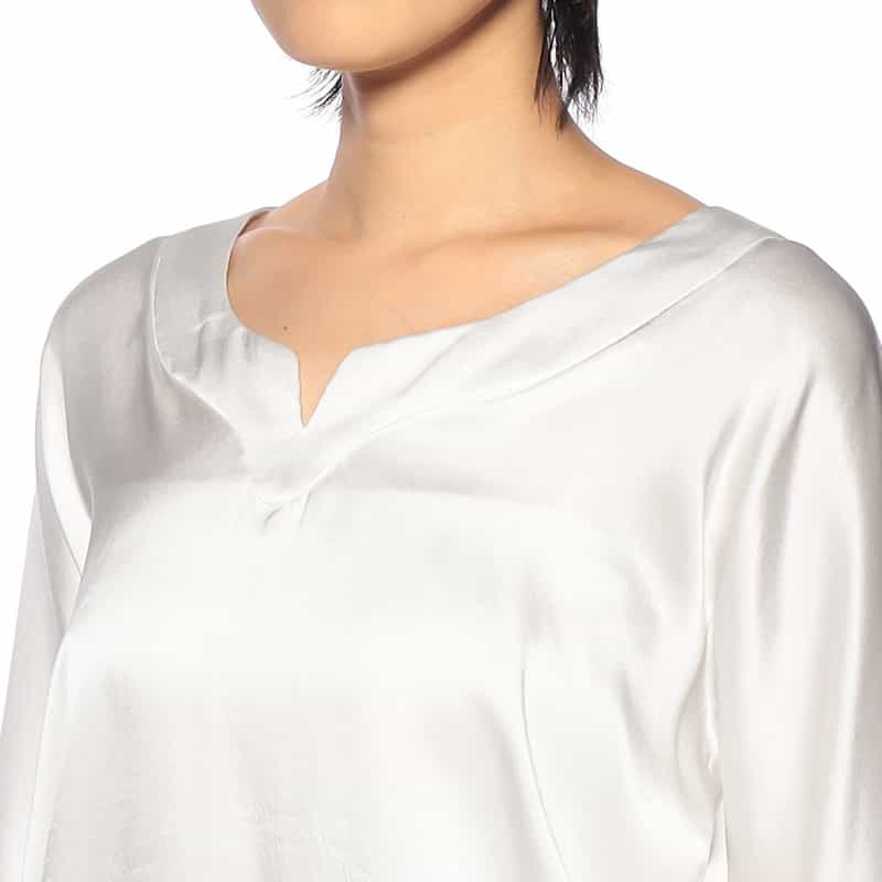 BARNEYS NEW YORK ウォッシャブル デコルテカッティングシルクブラウス WHITE