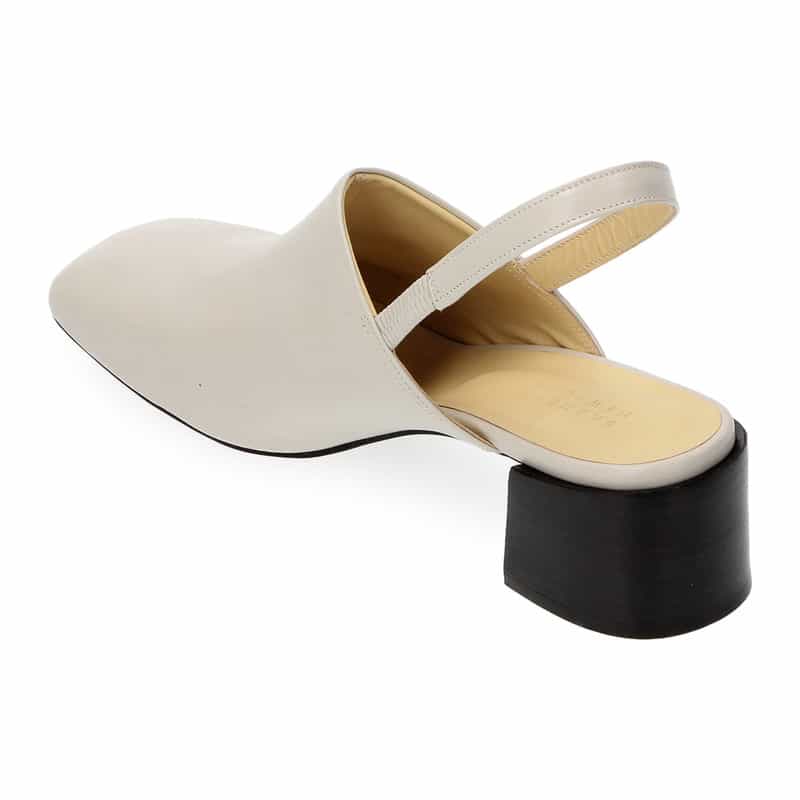 BARNEYS NEW YORK バックストラップ チャンキーパンプス IVORY