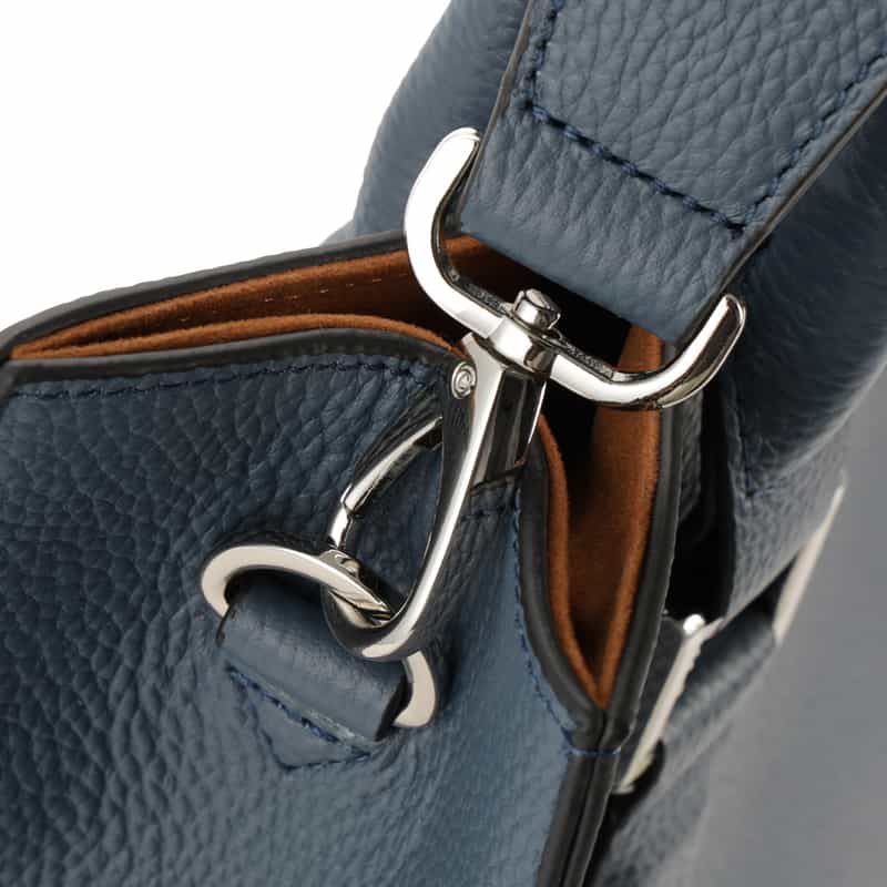 BARNEYS NEW YORK シュリンクレザー縦型トートバッグ BLUE