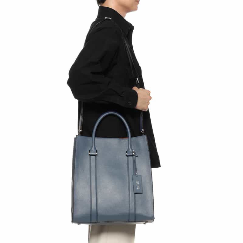 BARNEYS NEW YORK シュリンクレザー縦型トートバッグ BLUE