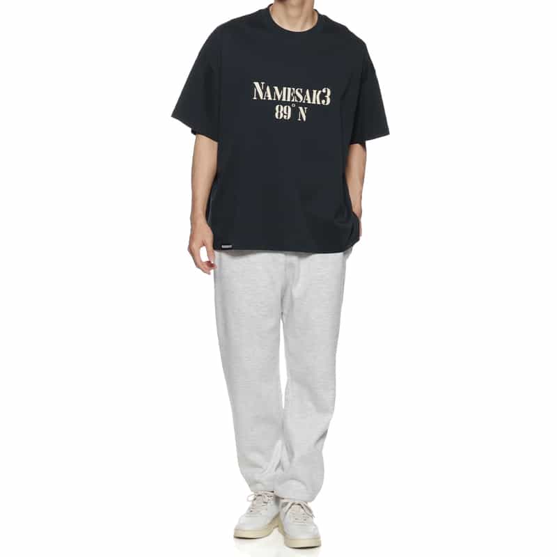 NAMESAKE NAMESAKE＜ネームセイク＞プリントTシャツ NAVY