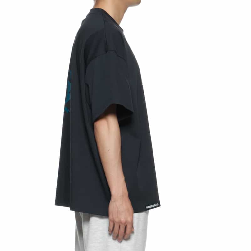 NAMESAKE NAMESAKE＜ネームセイク＞プリントTシャツ NAVY