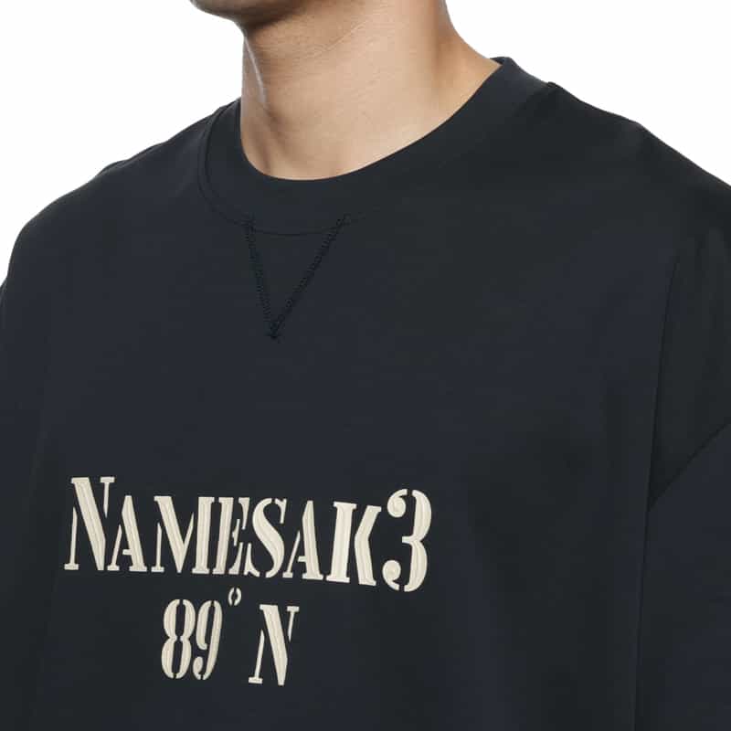 NAMESAKE NAMESAKE＜ネームセイク＞プリントTシャツ NAVY