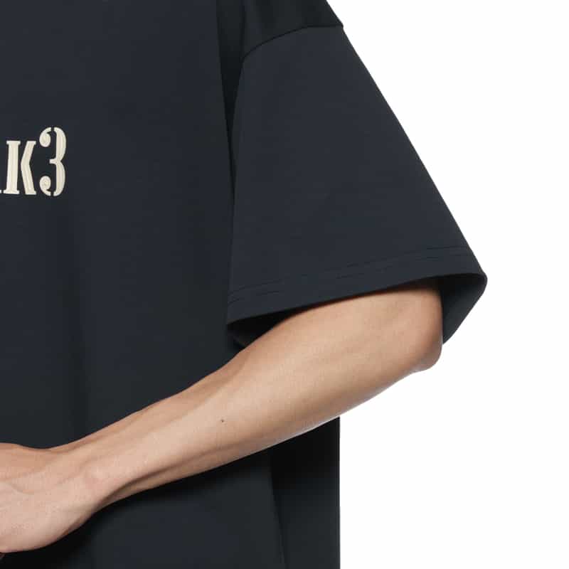 NAMESAKE NAMESAKE＜ネームセイク＞プリントTシャツ NAVY