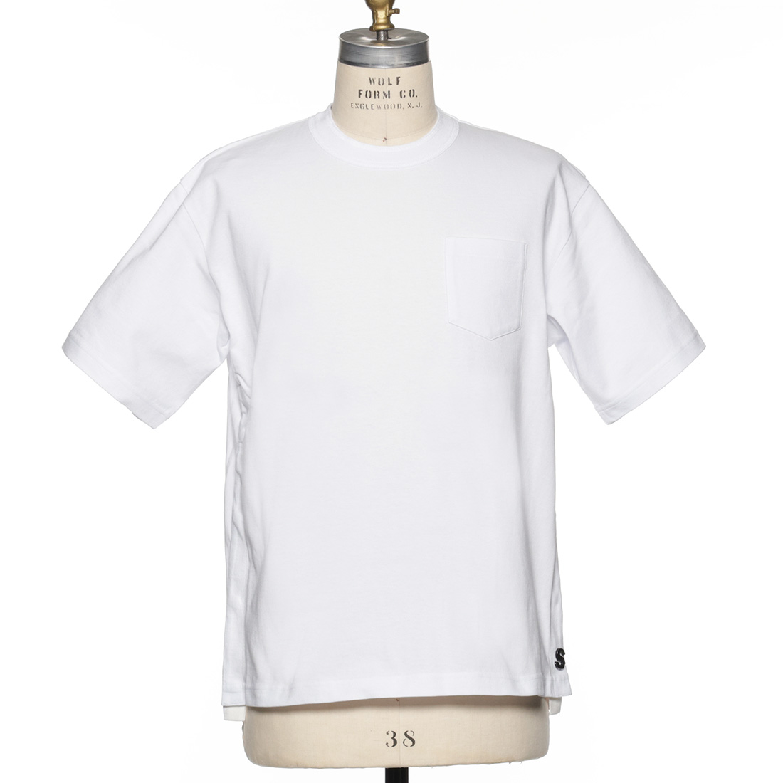 SACAI＜サカイ＞サイドスナップ ロゴ入りTシャツ