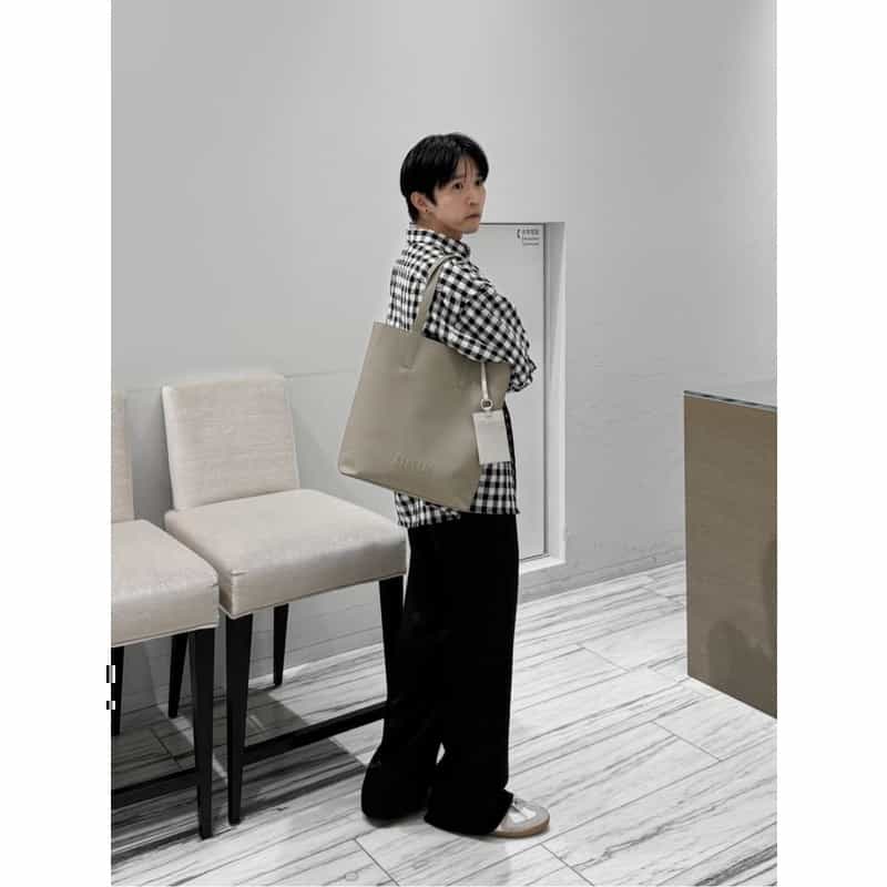 BARNEYS NEW YORK マイクロファイバー素材 縦型トートバッグ BEIGE