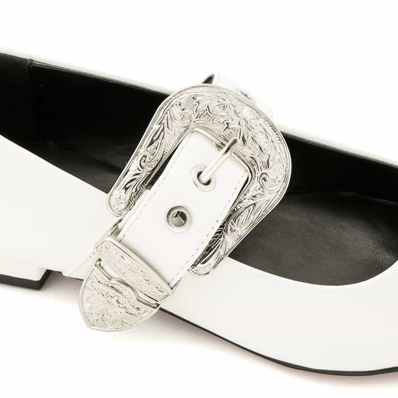 BARNEYS NEW YORK ベルト付き ポインテッドトゥパンプス WHITE