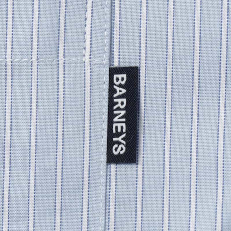 BARNEYS NEW YORK "BARNEYS" タグ付きストライプ柄レギュラーカラーシャツ LT BLUE