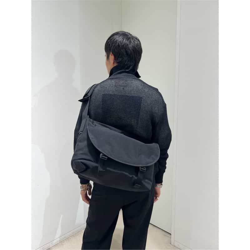 BARNEYS NEW YORK ジップポケット付きショルダーバッグ BLACK