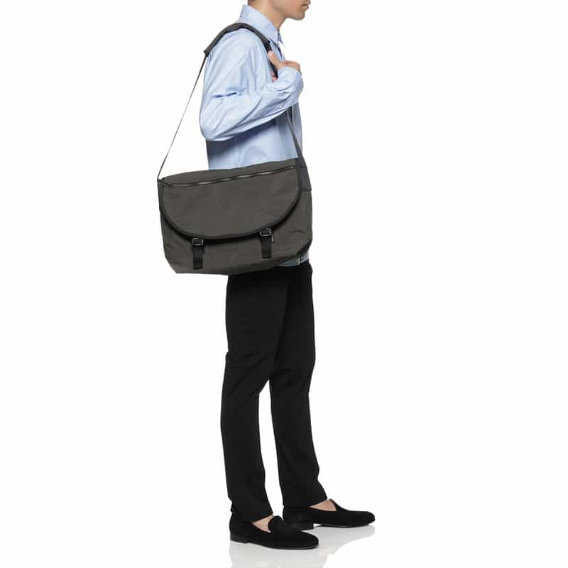 BARNEYS NEW YORK ジップポケット付きショルダーバッグ DARK GRAY