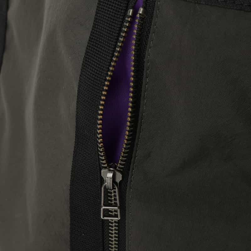 BARNEYS NEW YORK ジップポケット付きショルダーバッグ DARK GRAY