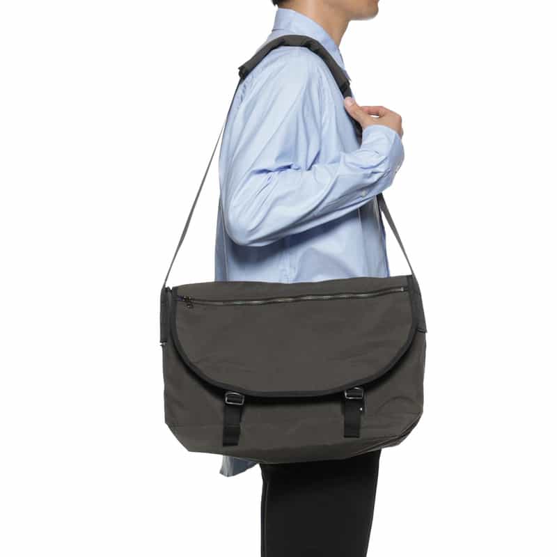 BARNEYS NEW YORK ジップポケット付きショルダーバッグ DARK GRAY