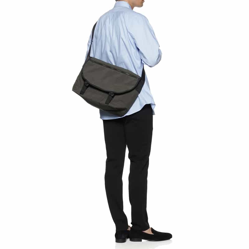 BARNEYS NEW YORK ジップポケット付きショルダーバッグ DARK GRAY