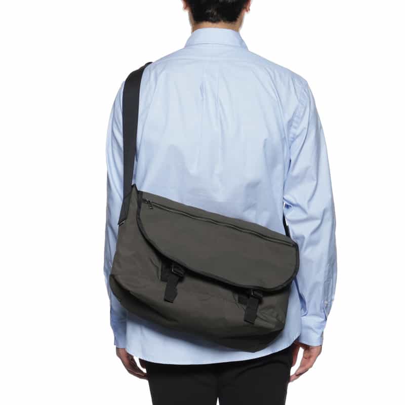 BARNEYS NEW YORK ジップポケット付きショルダーバッグ DARK GRAY