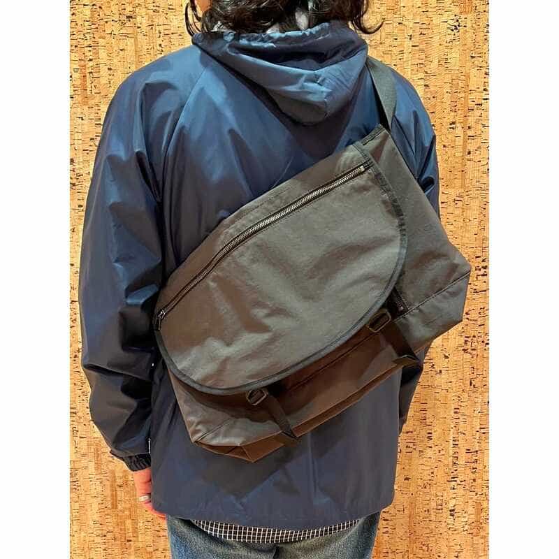 BARNEYS NEW YORK ジップポケット付きショルダーバッグ DARK GRAY
