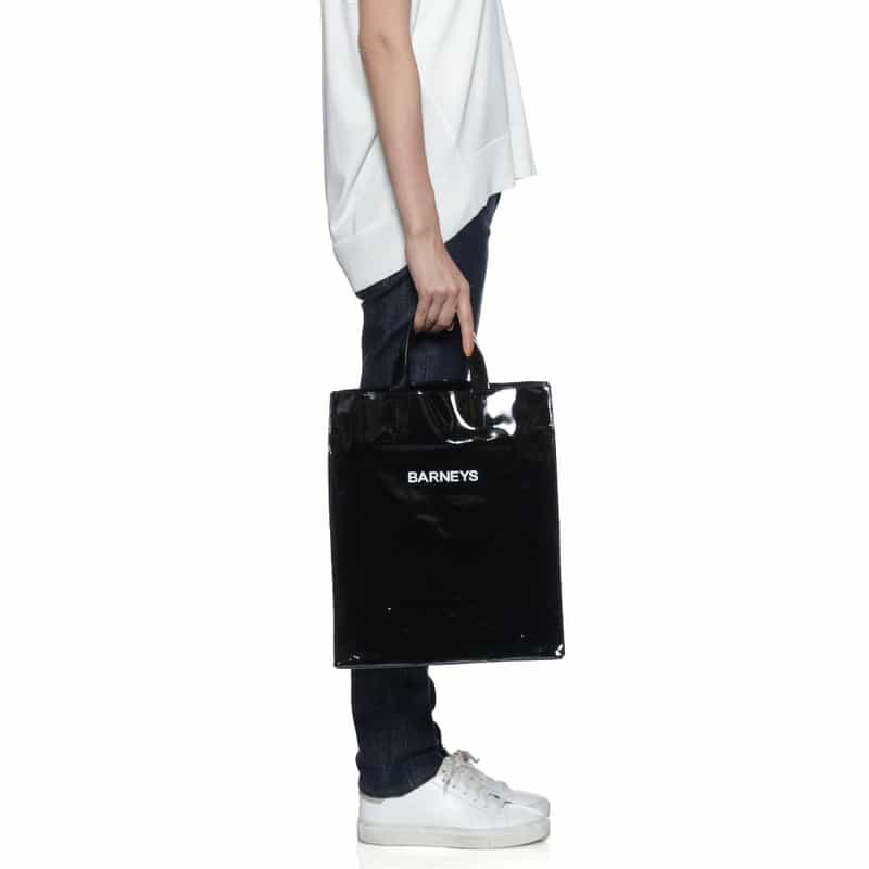 BARNEYS NEW YORK "BARNEYS" ロゴ入りPVCトートバッグ BLACK