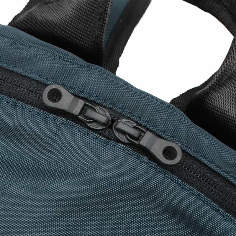 BARNEYS NEW YORK ロゴ入りバックパック NAVY