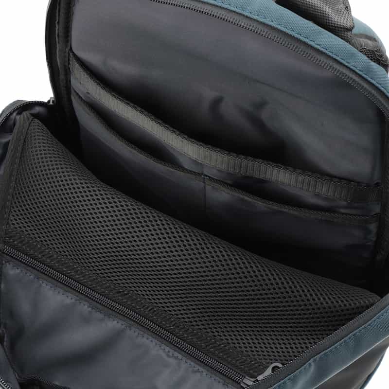 BARNEYS NEW YORK ロゴ入りバックパック NAVY