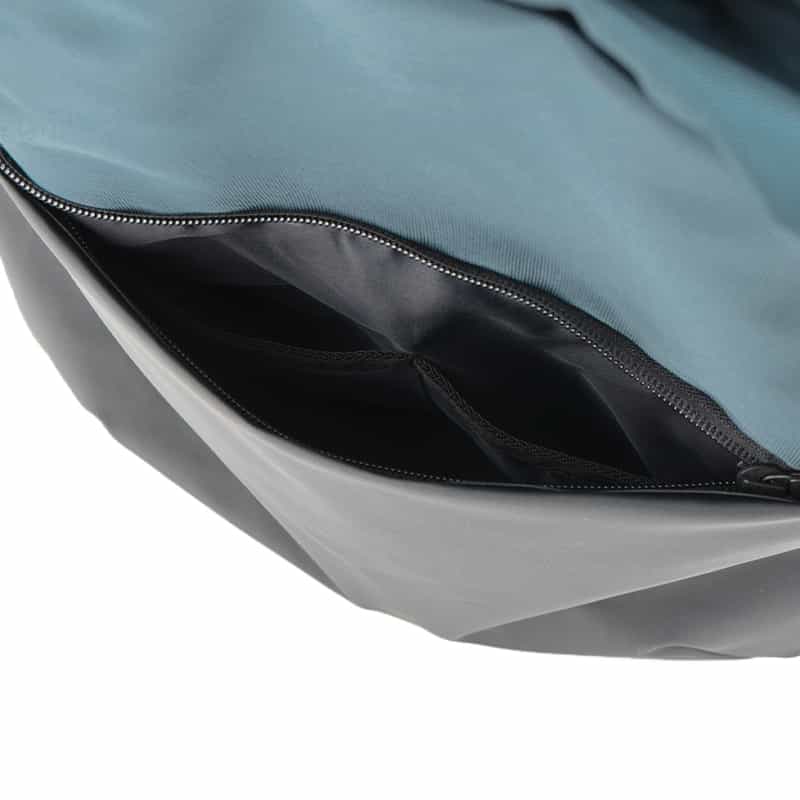 BARNEYS NEW YORK ロゴ入りバックパック NAVY