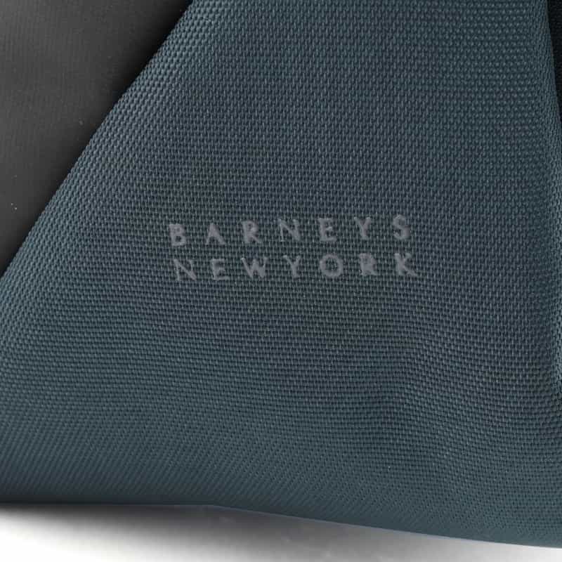 BARNEYS NEW YORK ロゴ入りバックパック NAVY