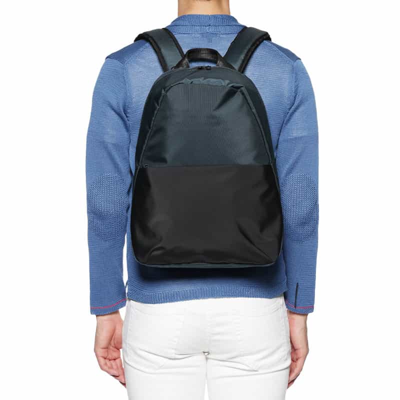 BARNEYS NEW YORK ロゴ入りバックパック NAVY