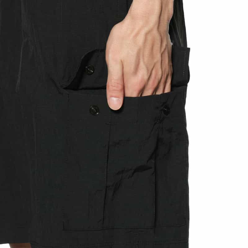 BARNEYS NEW YORK "BARNEYS" ロゴ入りナイロンカーゴショーツ BLACK