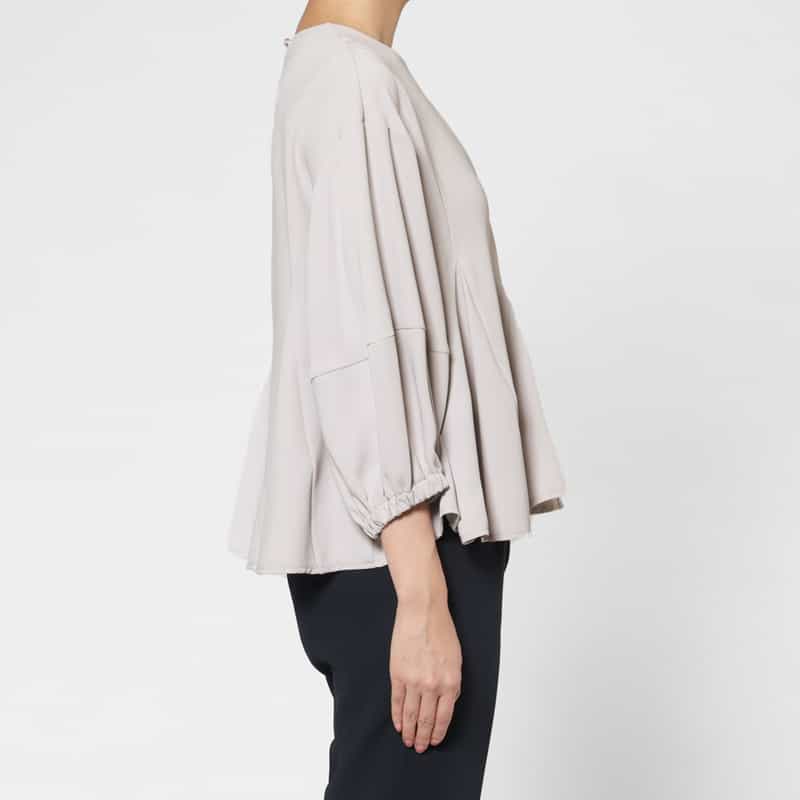 BARNEYS NEW YORK セットアップ ウォッシャブル ポンチ素材ペプラムプルオーバー LIGHT GRAY