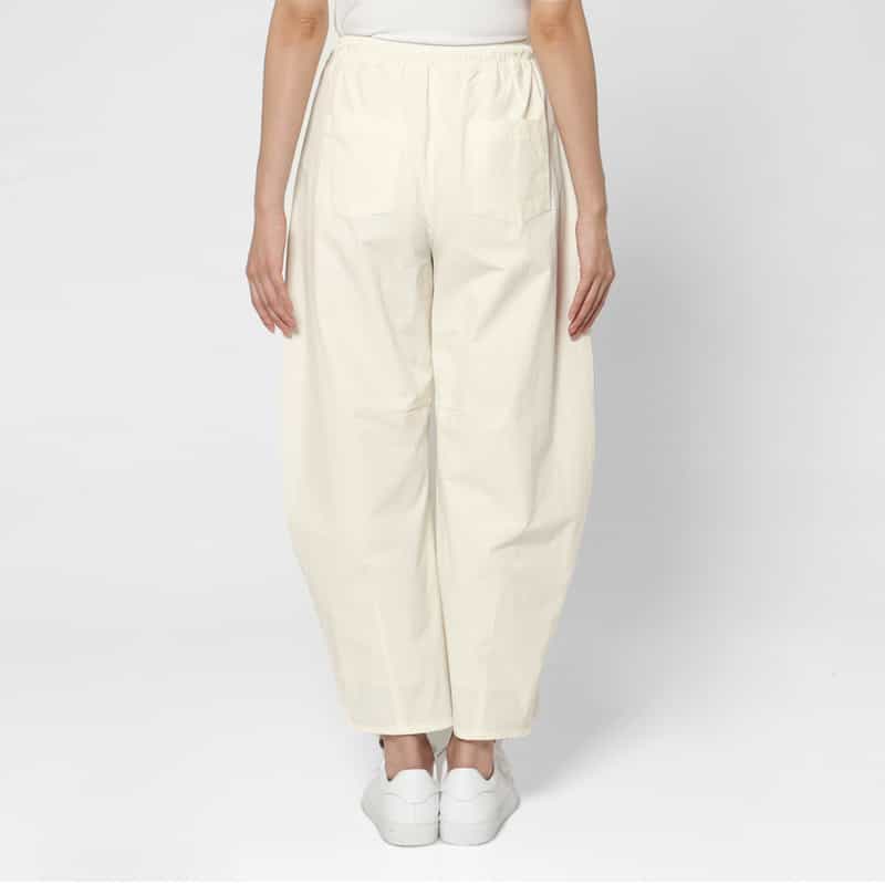 BARNEYS NEW YORK ウォッシャブル カーヴィー ドローストリングパンツ OFF WHITE