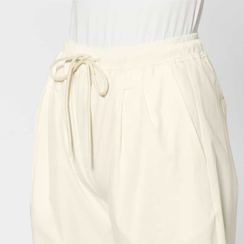 BARNEYS NEW YORK ウォッシャブル カーヴィー ドローストリングパンツ OFF WHITE